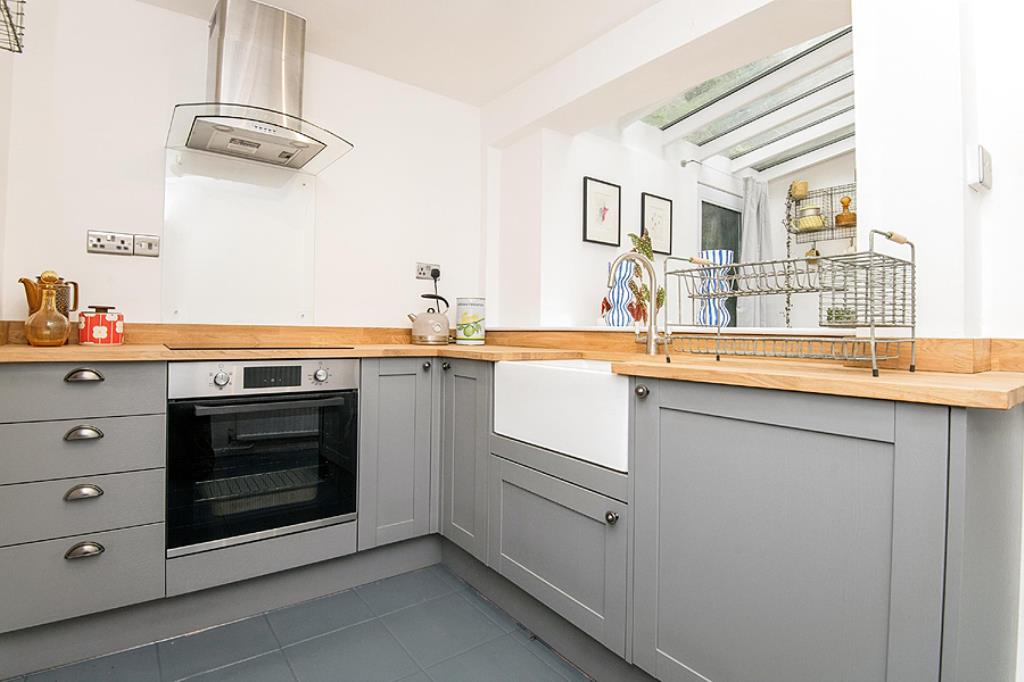 Lot: 143 - THREE STOREY THREE-BEDROOM TOWN HOUSE - Kitchen